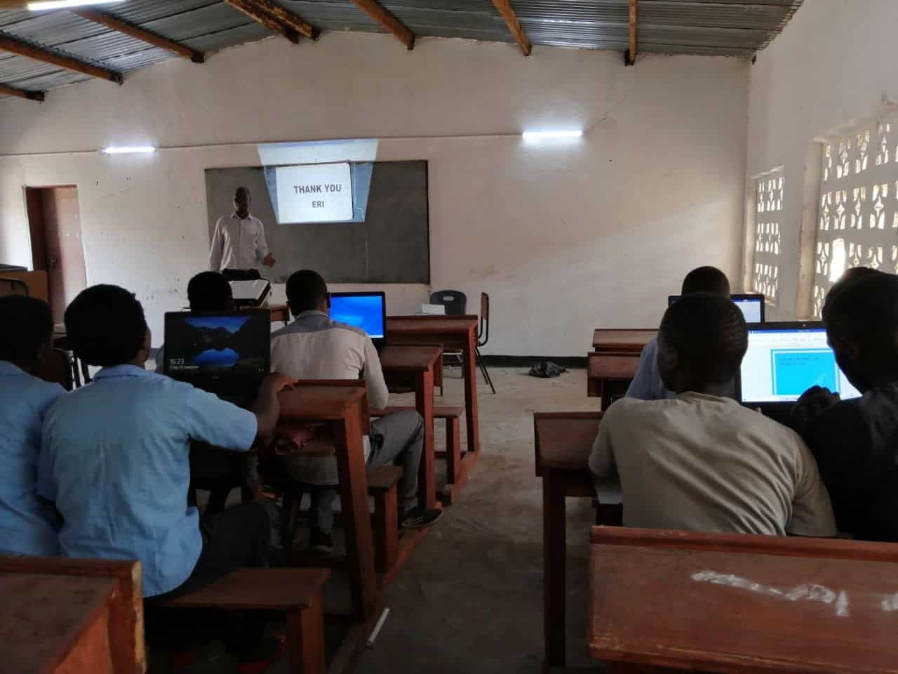 Tsekwele3 Studenti della Tsekwele Secondary School in Malawi